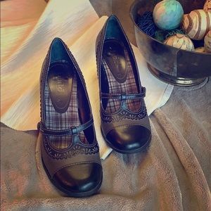 Mudd gray and black wing tip Mary Jane heels
